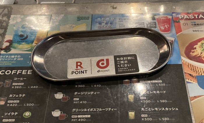 プロントにて楽天ポイントカード・dポイントカードを使用できることを示す実際の店舗内の写真
